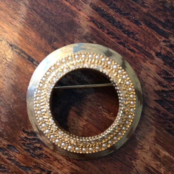 Two Vintage Brushed Gold Brooches - Picture 4 of 10